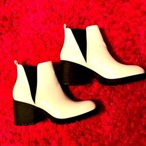 New Dirty laundry White Lisbon Chelsea boots 8.5